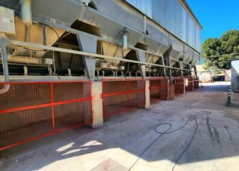 Fabricación y montaje de protecciones metálicas de malla en una planta industrial de Bétera, Valencia.
