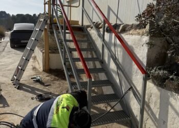 Montaje de escalera metálica con barandillas en Bétera, Valencia.