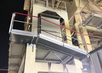 Fabricación en nuestro taller y montaje de pasarela metálica con barandillas en una cantera de Abanilla, Murcia.
